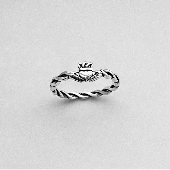 Sterling Silver Minimalist Claddagh Ring with Rope Band, Irish Rings, Crown Ring - Picture 11 of 14